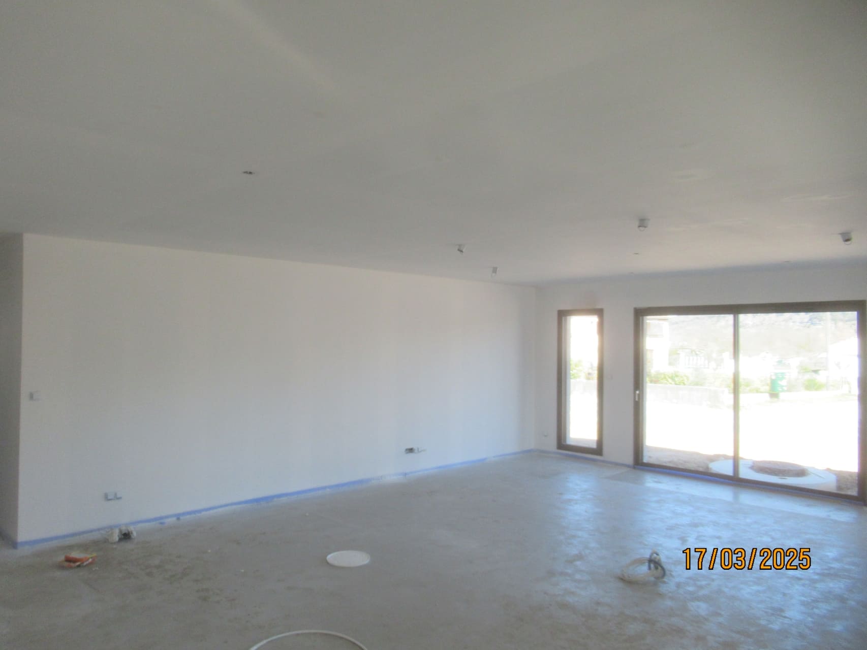 Ponçage et impression des murs, acrylique en périphérie des menuiseries